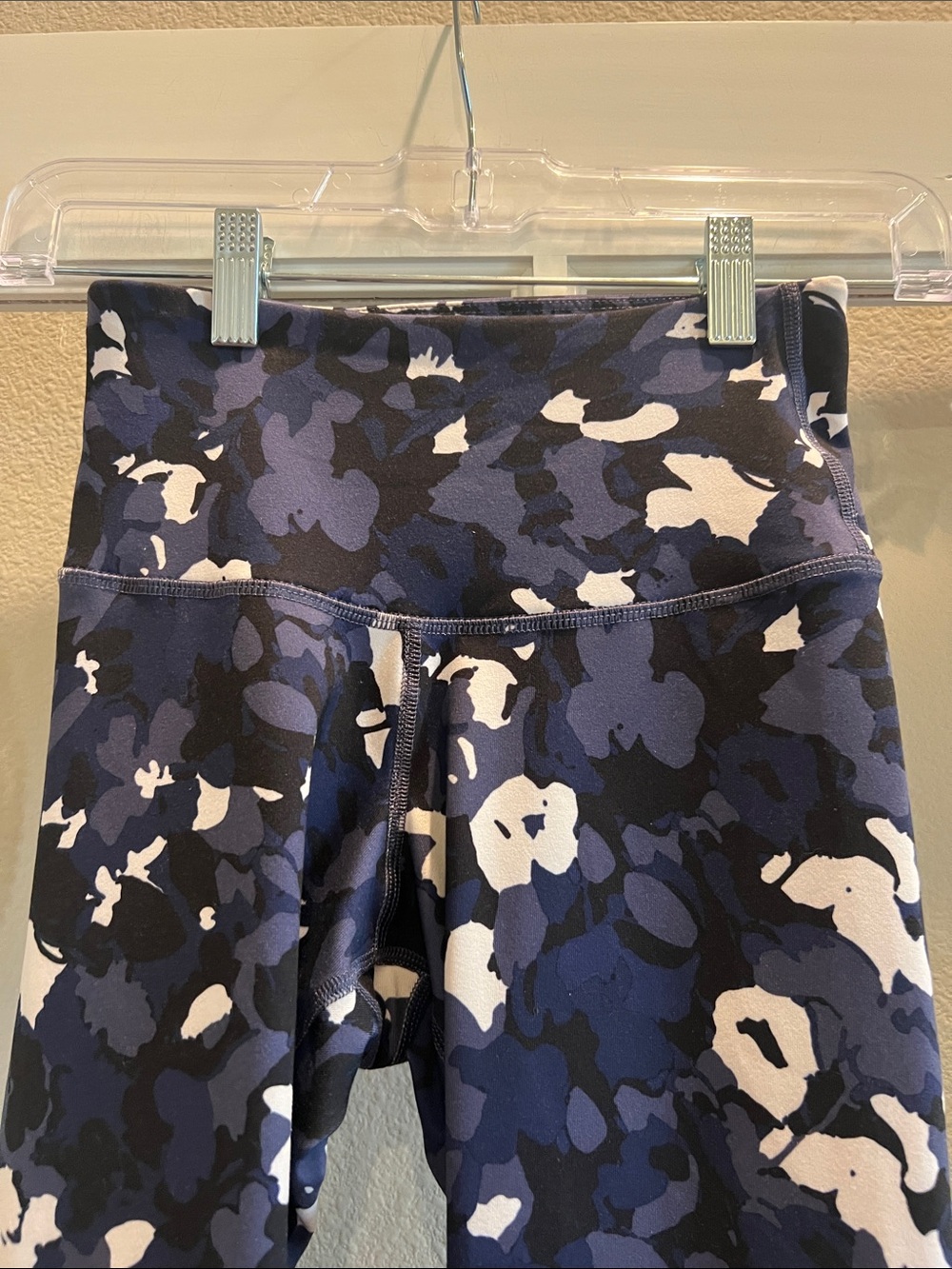 Old Navy Navy and White Floral Camo Leggings - Picture 5 of 9
